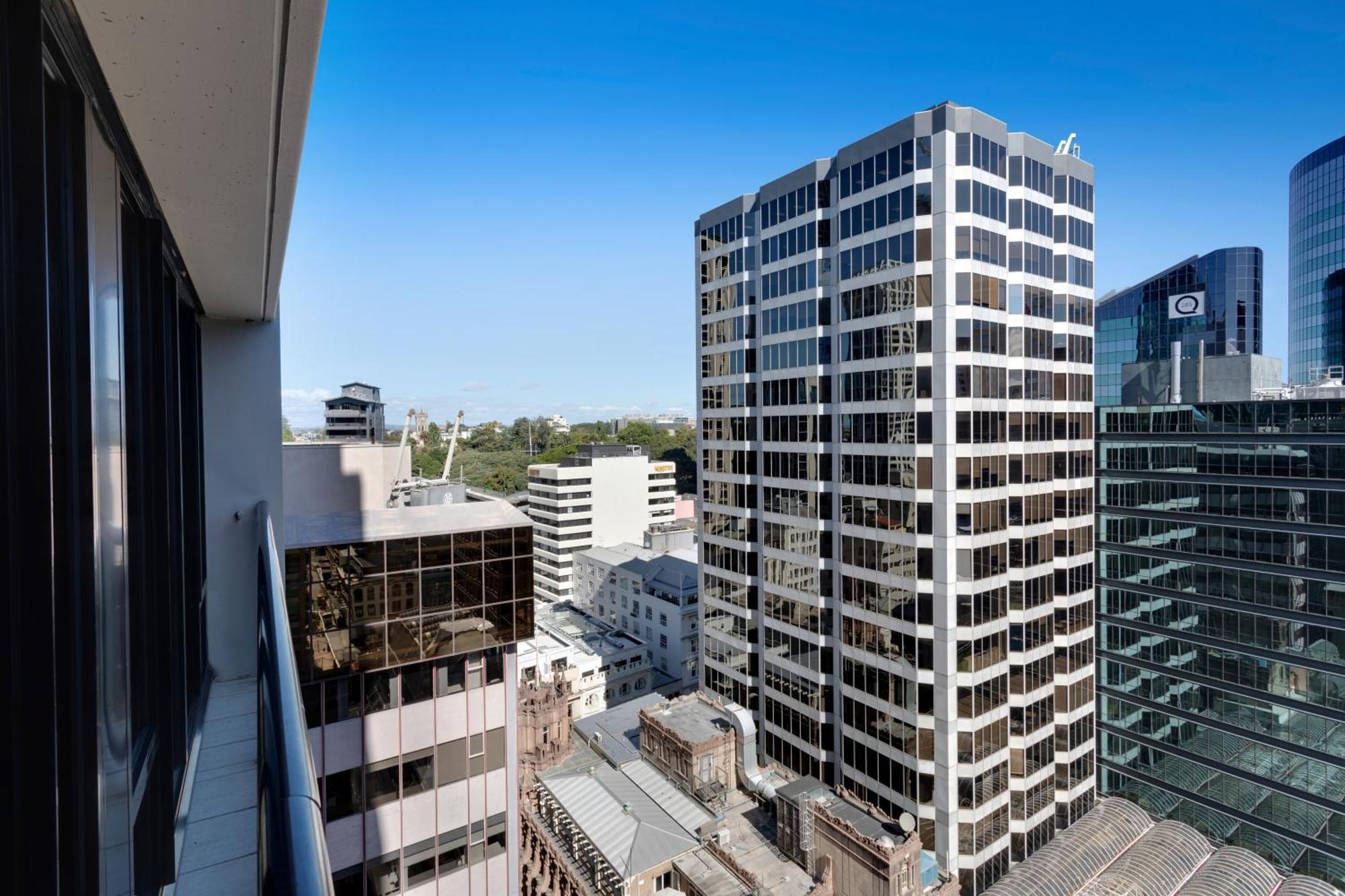 Metropolitian With Cityscape, Pool And Gym Apartment