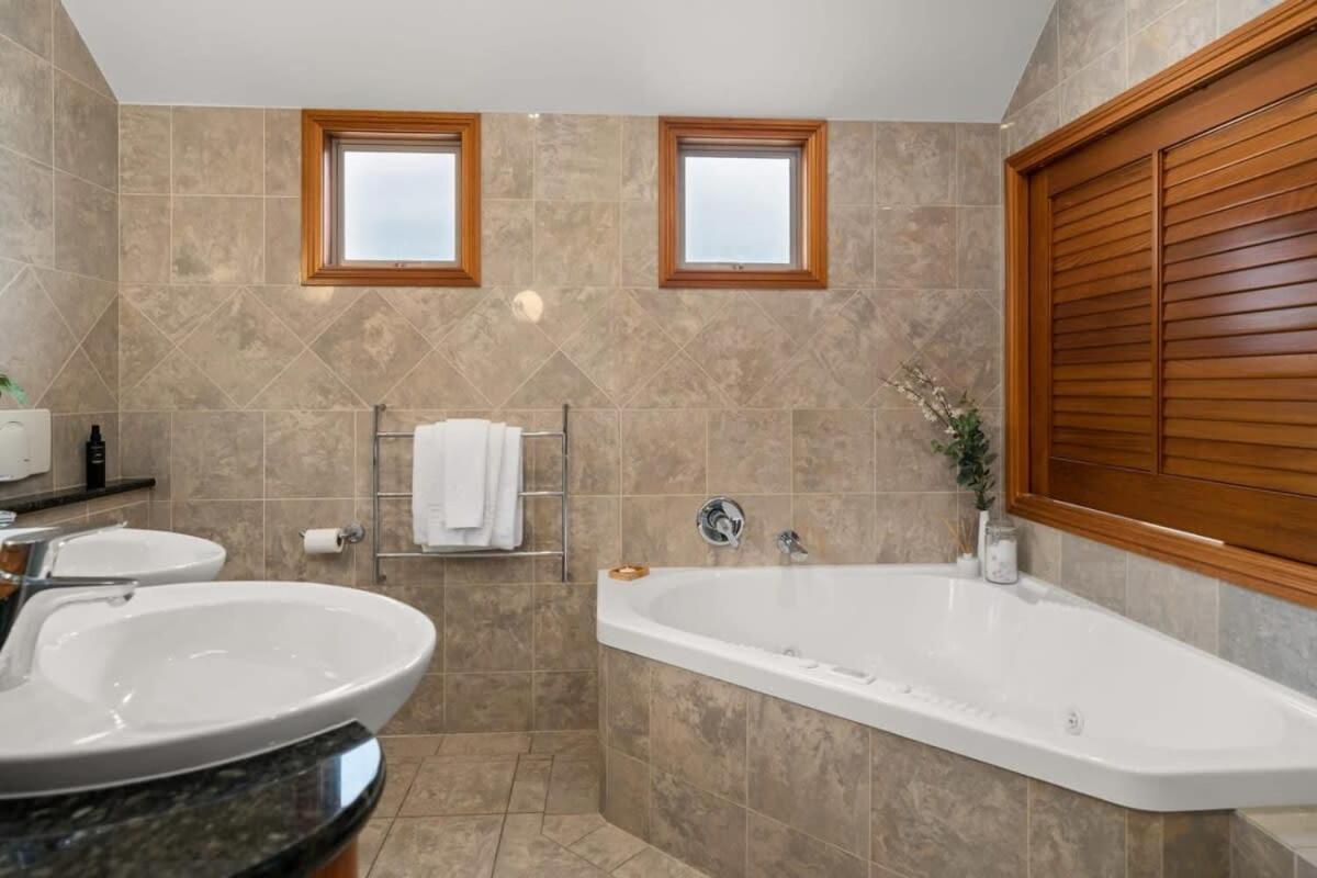 Takapuna Beachfront W Stunning Views *