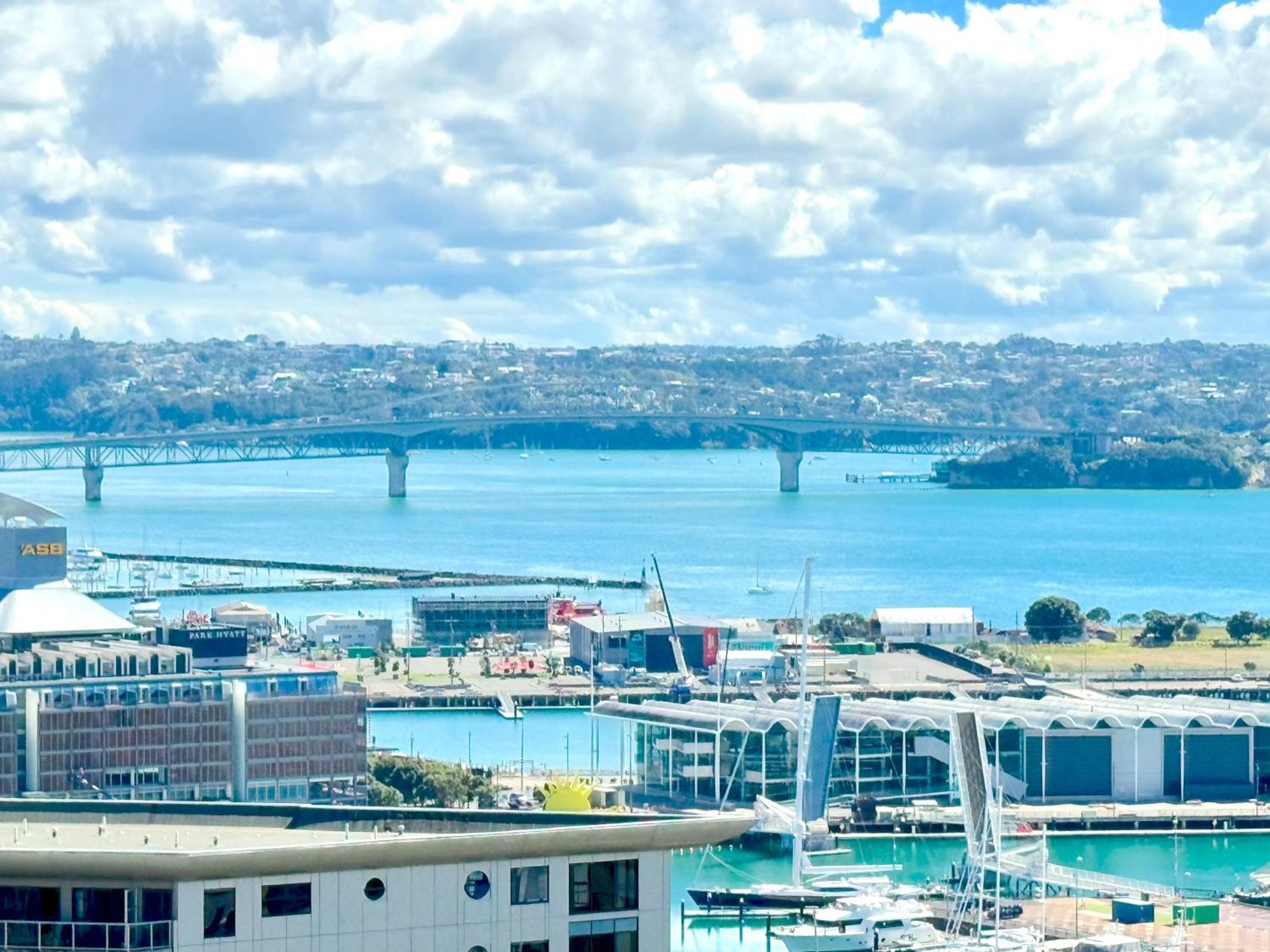 Magnificent Skytower, Sea, Habour View In Cbd Auckland