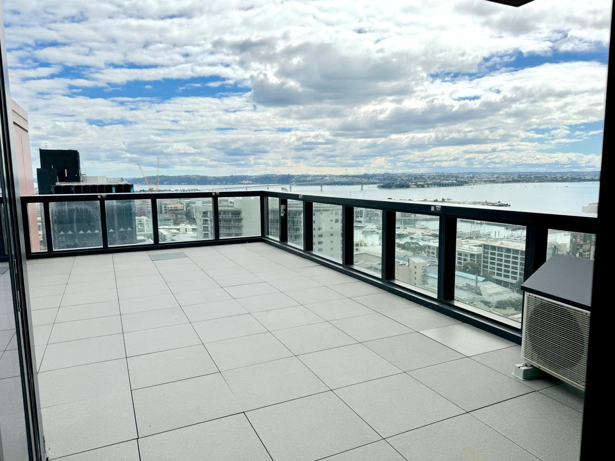 Magnificent Skytower, Sea, Habour View In Cbd Auckland