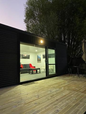 Bombay Hills Modern Retreat Apartment
