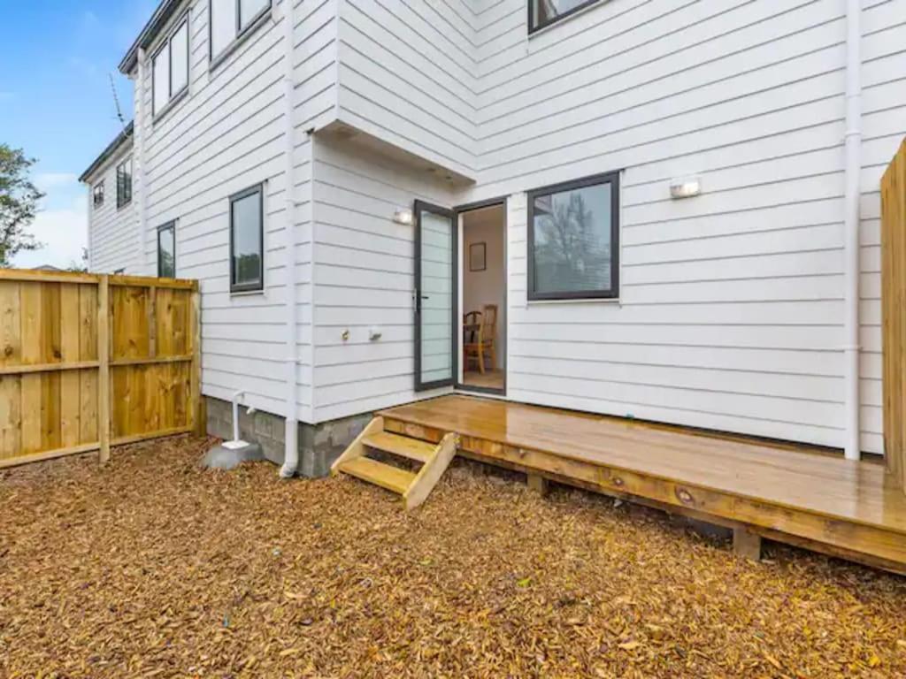 Wonderful Three Bedroom With Garage * Auckland