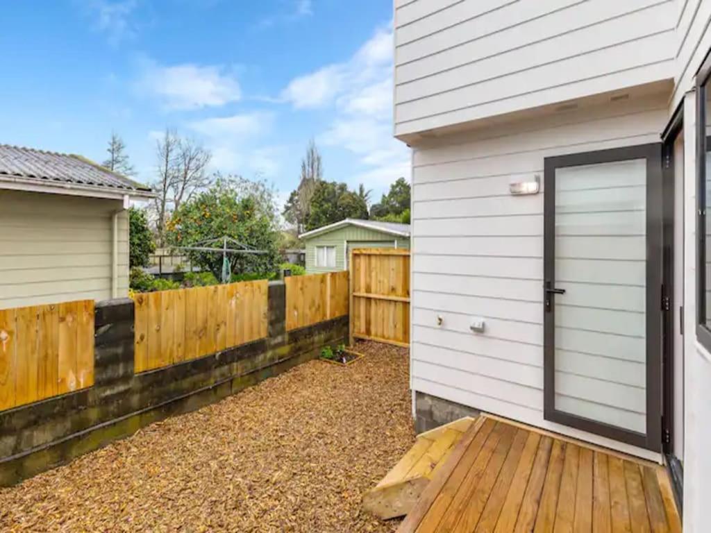 Wonderful Three Bedroom With Garage Holiday home Auckland