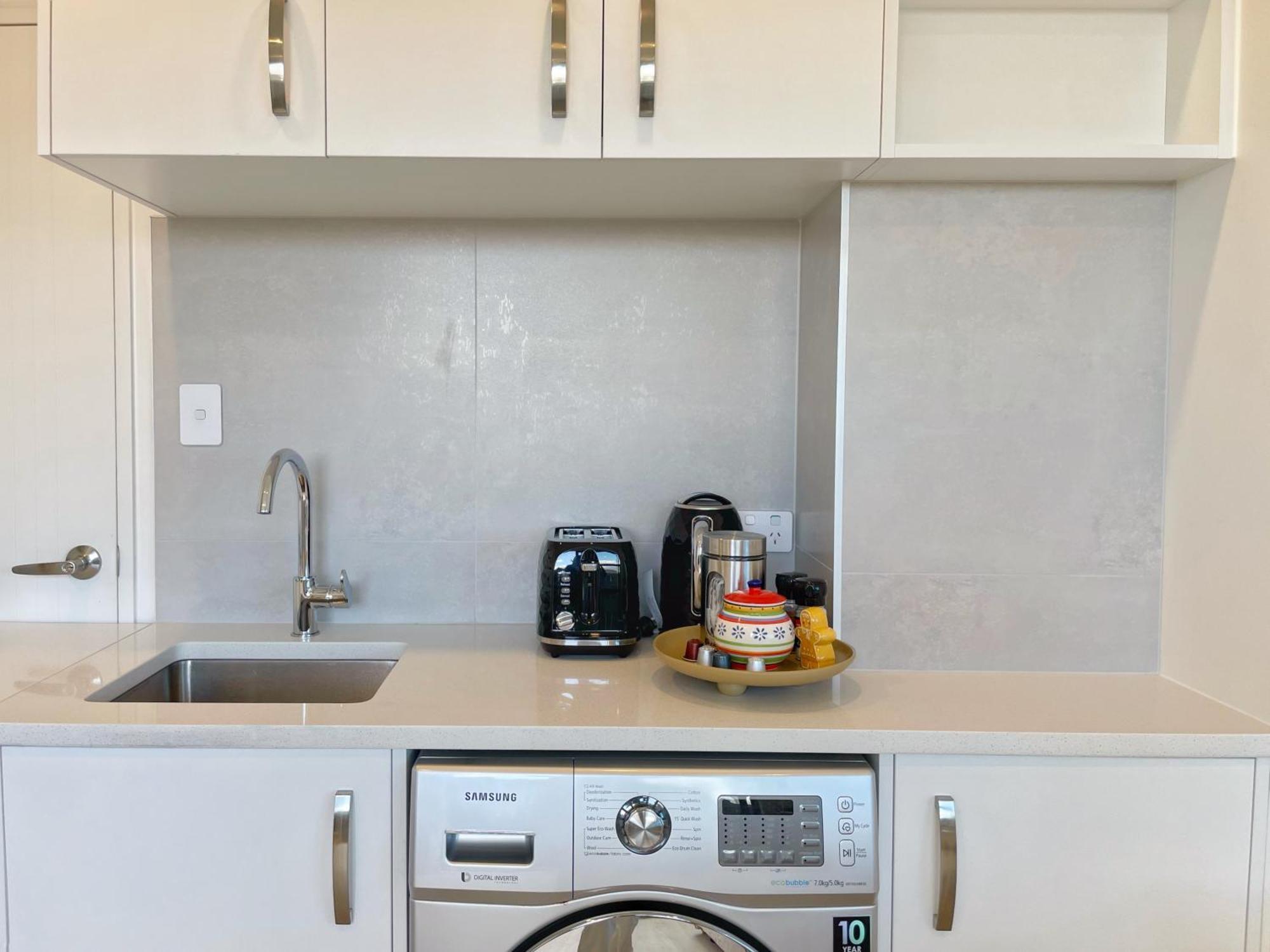 Modern French Retro Townhouse In Sandringham, Close To City, Heat Pumps, Netfilx *
