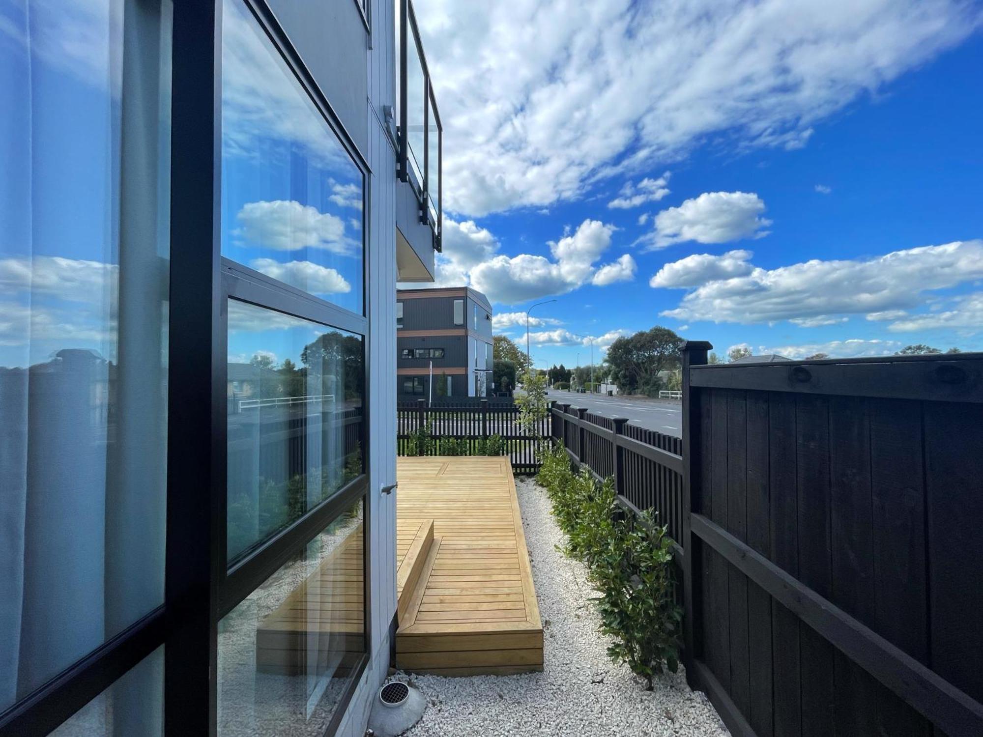 Modern French Retro Townhouse In Sandringham, Close To City, Heat Pumps, Netfilx Holiday home *