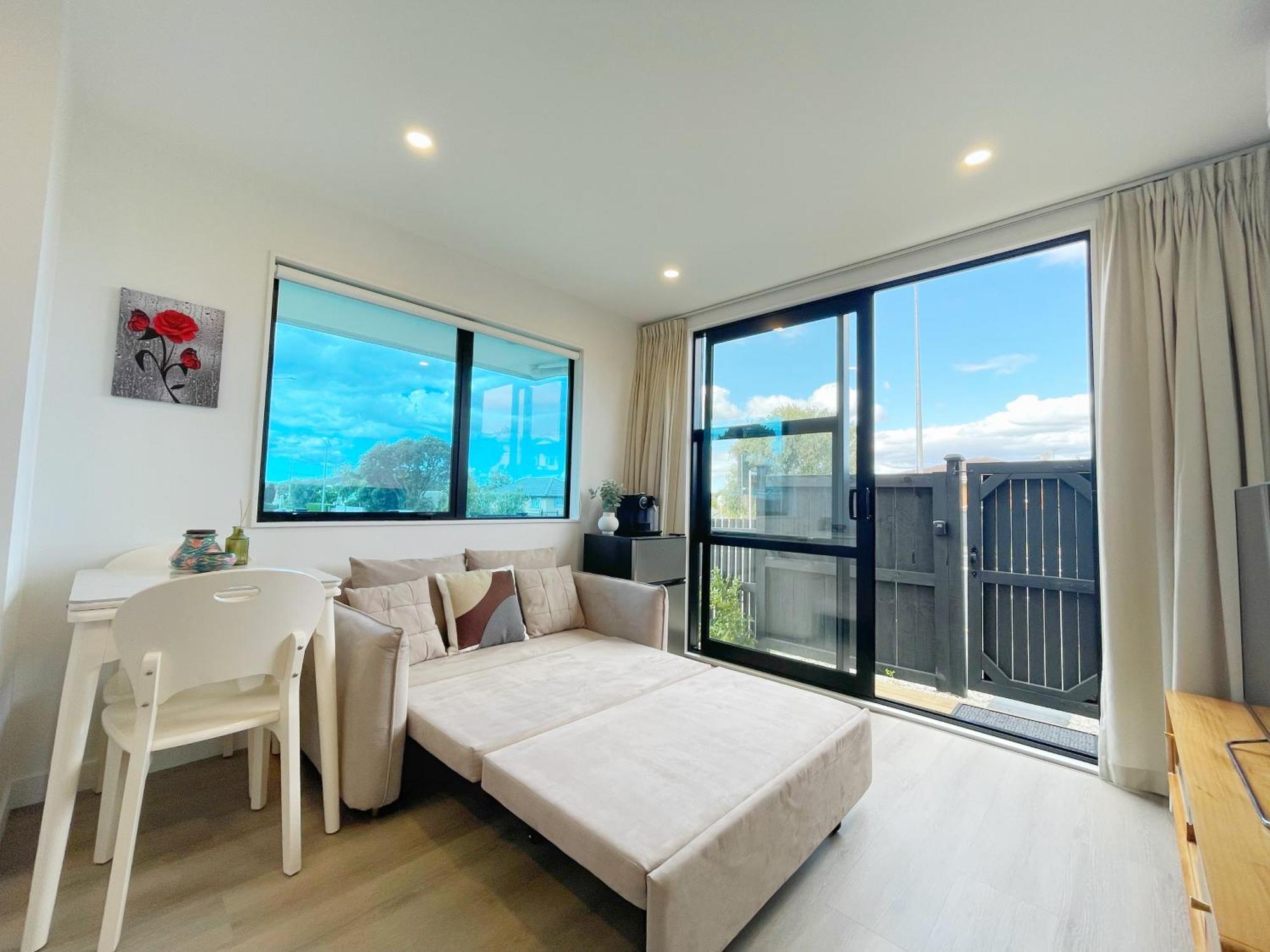 Modern French Retro Townhouse In Sandringham, Close To City, Heat Pumps, Netfilx Holiday home