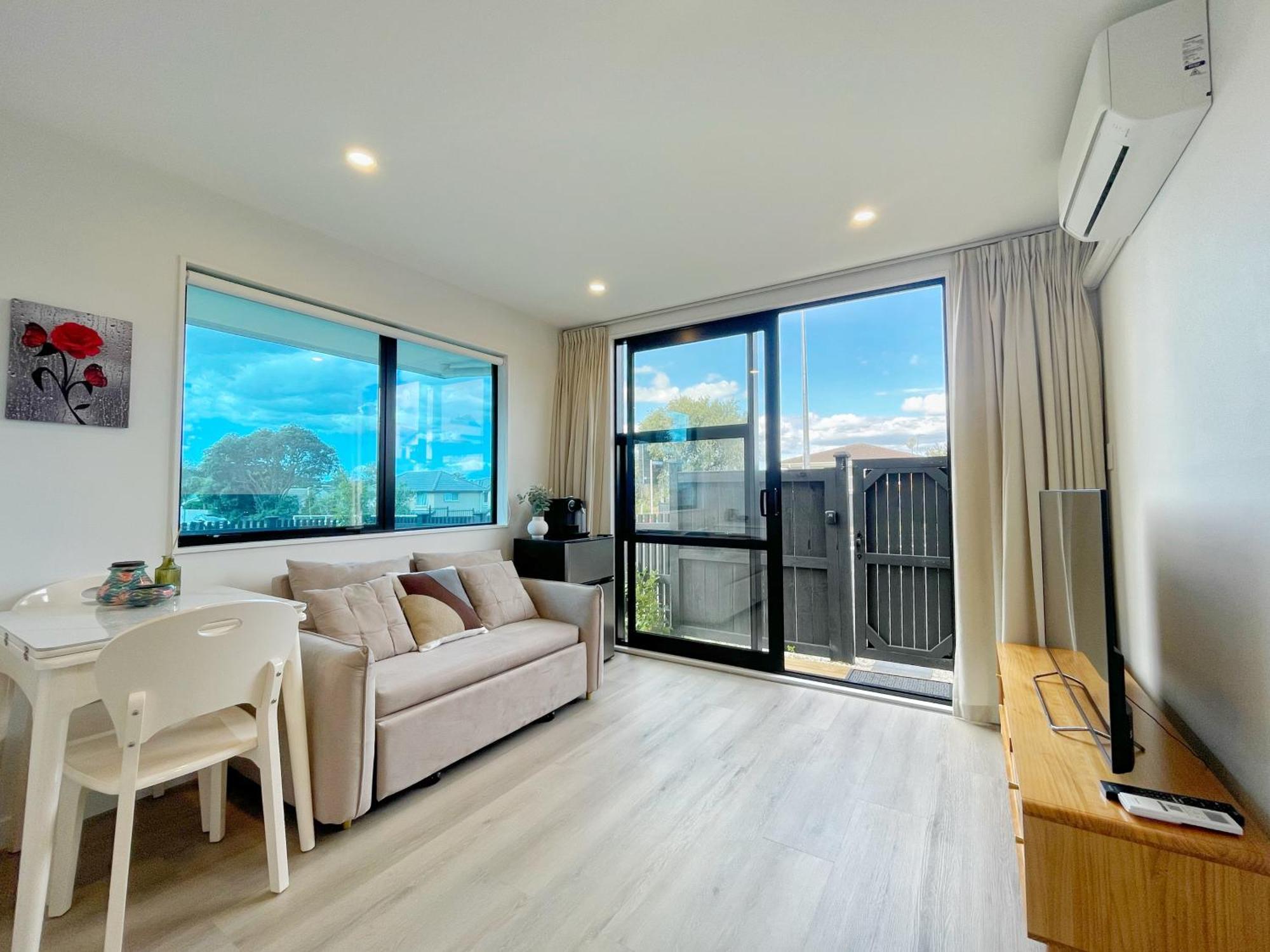 Modern French Retro Townhouse In Sandringham, Close To City, Heat Pumps, Netfilx