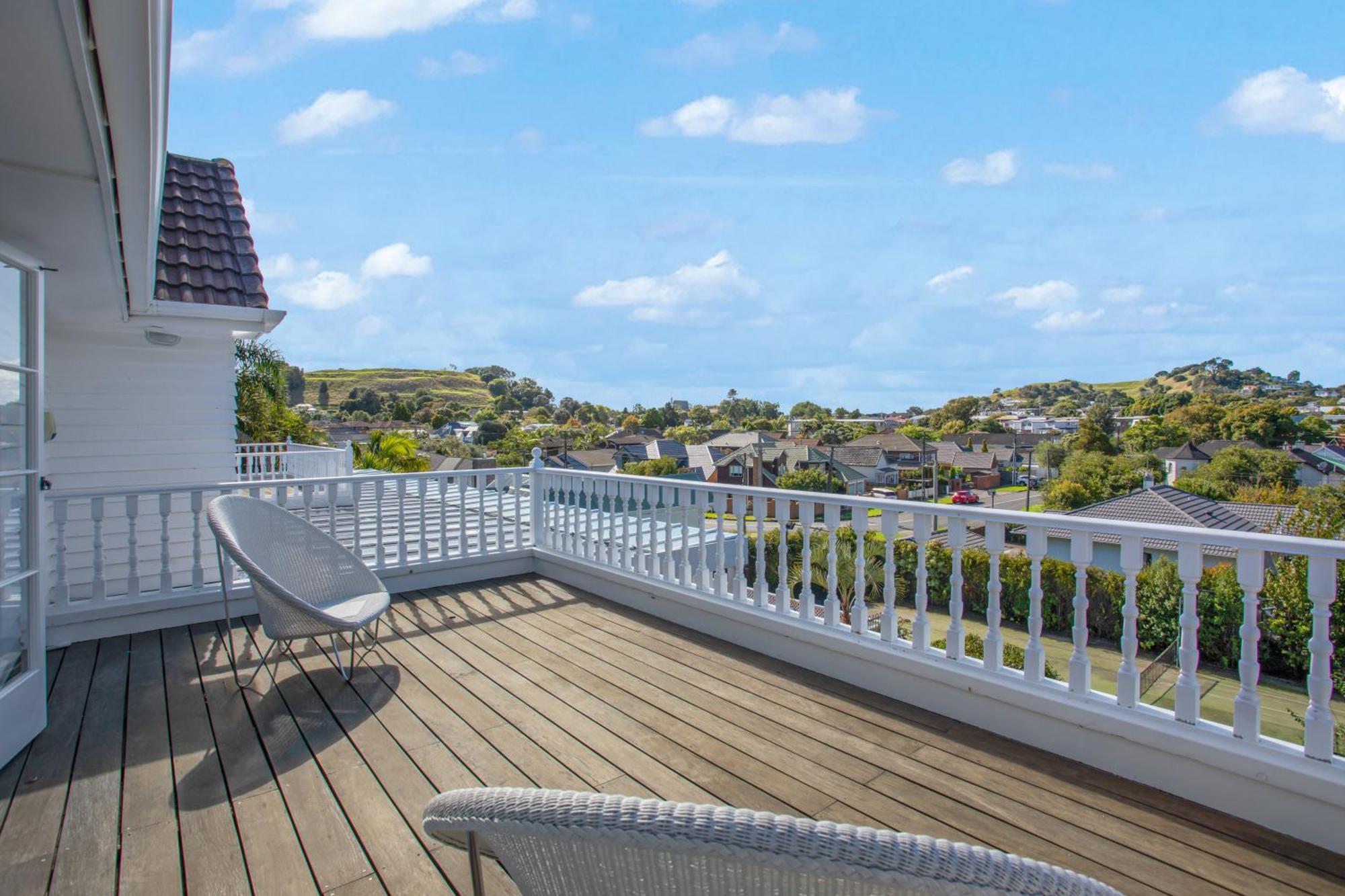 Grande Vista 5br Manor With Pool & Mt Eden Views