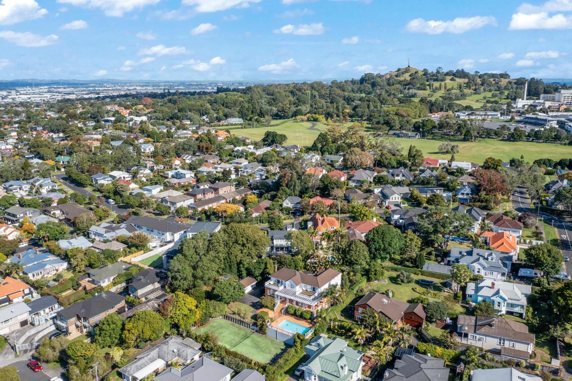 Grande Vista 5br Manor With Pool & Mt Eden Views *