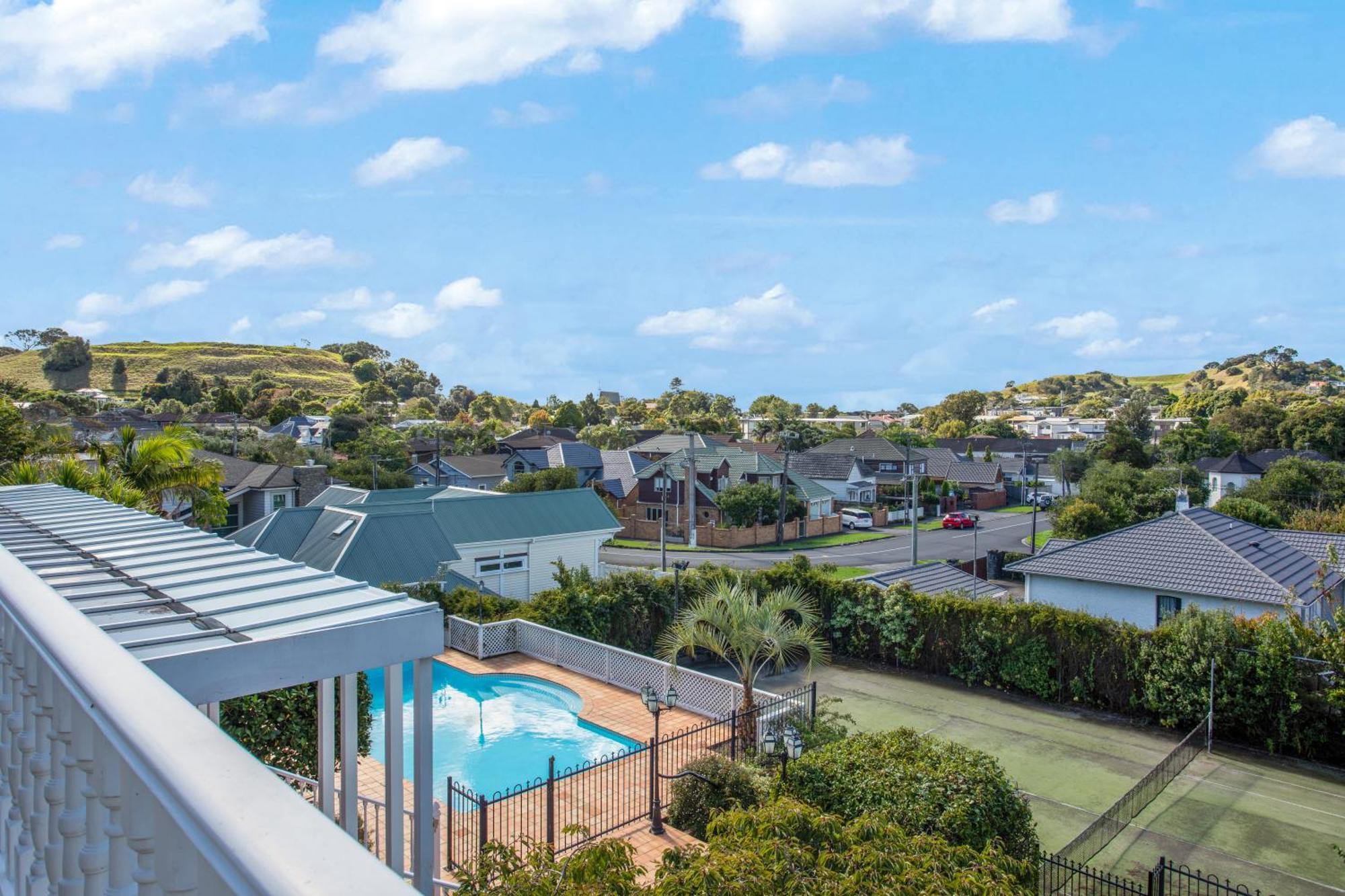 Grande Vista 5br Manor With Pool & Mt Eden Views Holiday home