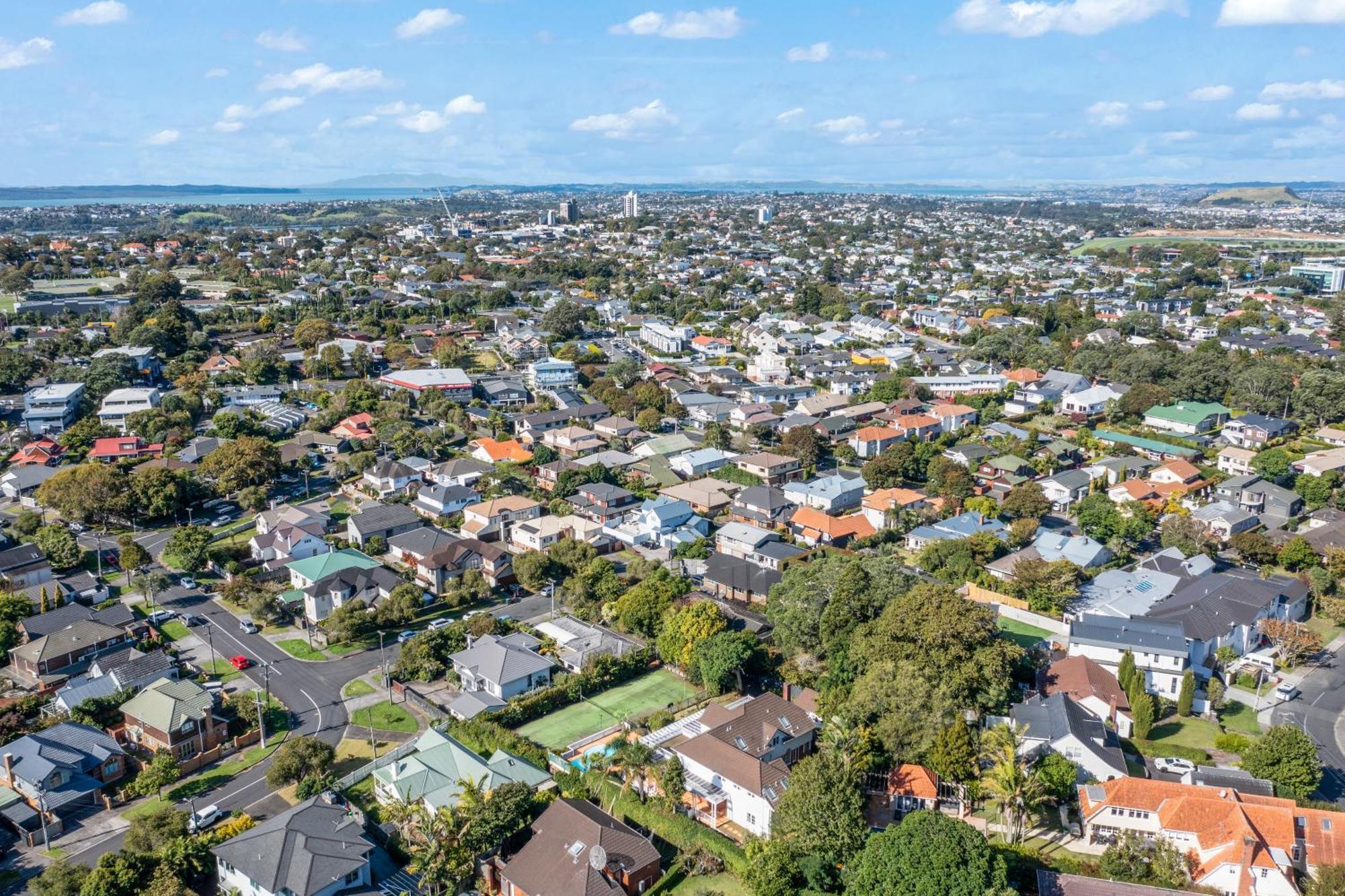 Grande Vista 5br Manor With Pool & Mt Eden Views Holiday home