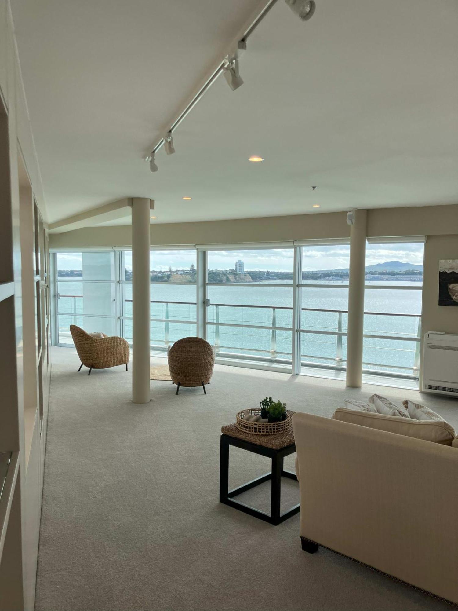 Unsurpassed View Superb 3 Bedrm Apmt * Auckland