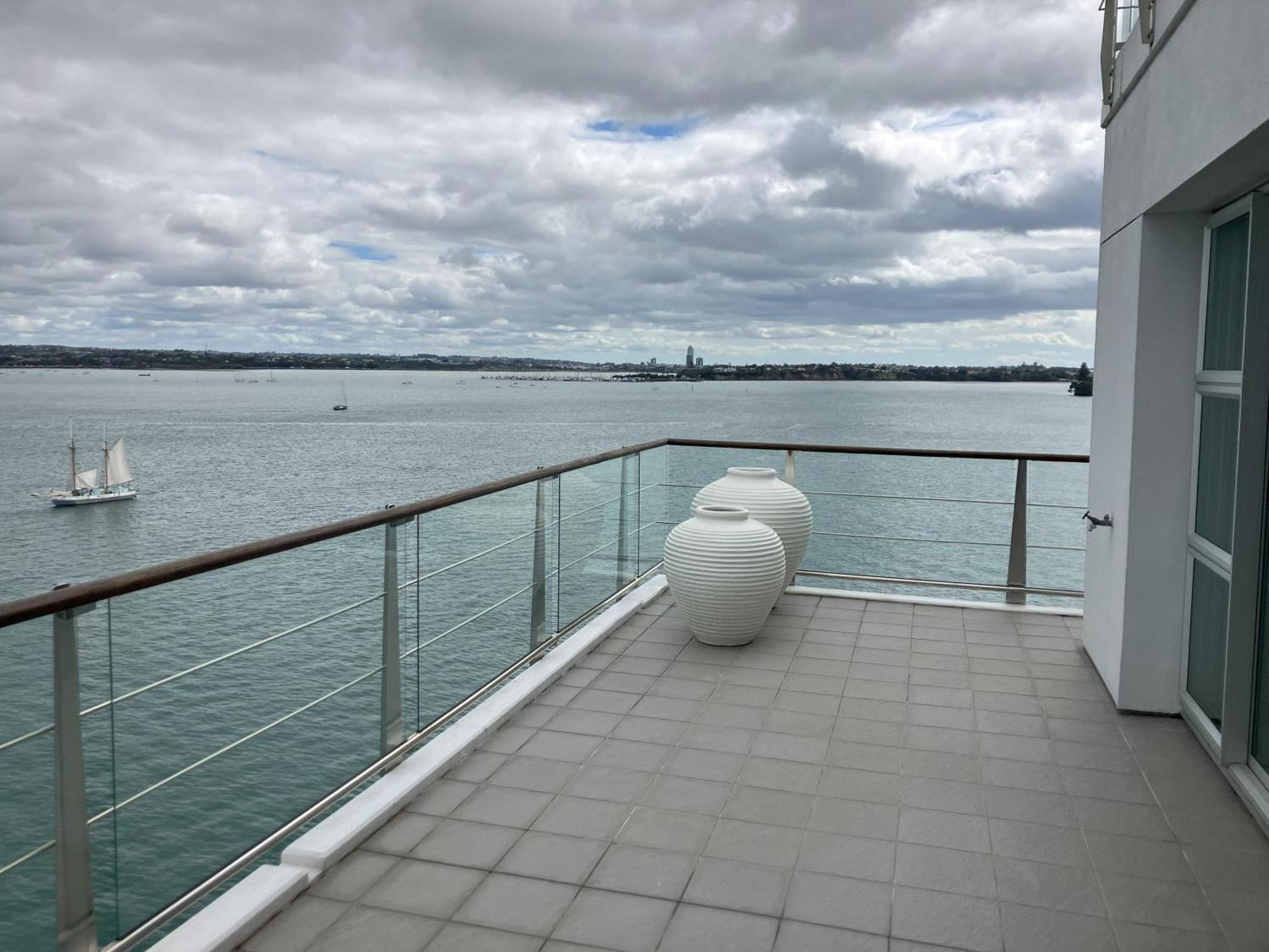 Unsurpassed View Superb 3 Bedrm Apmt Apartment