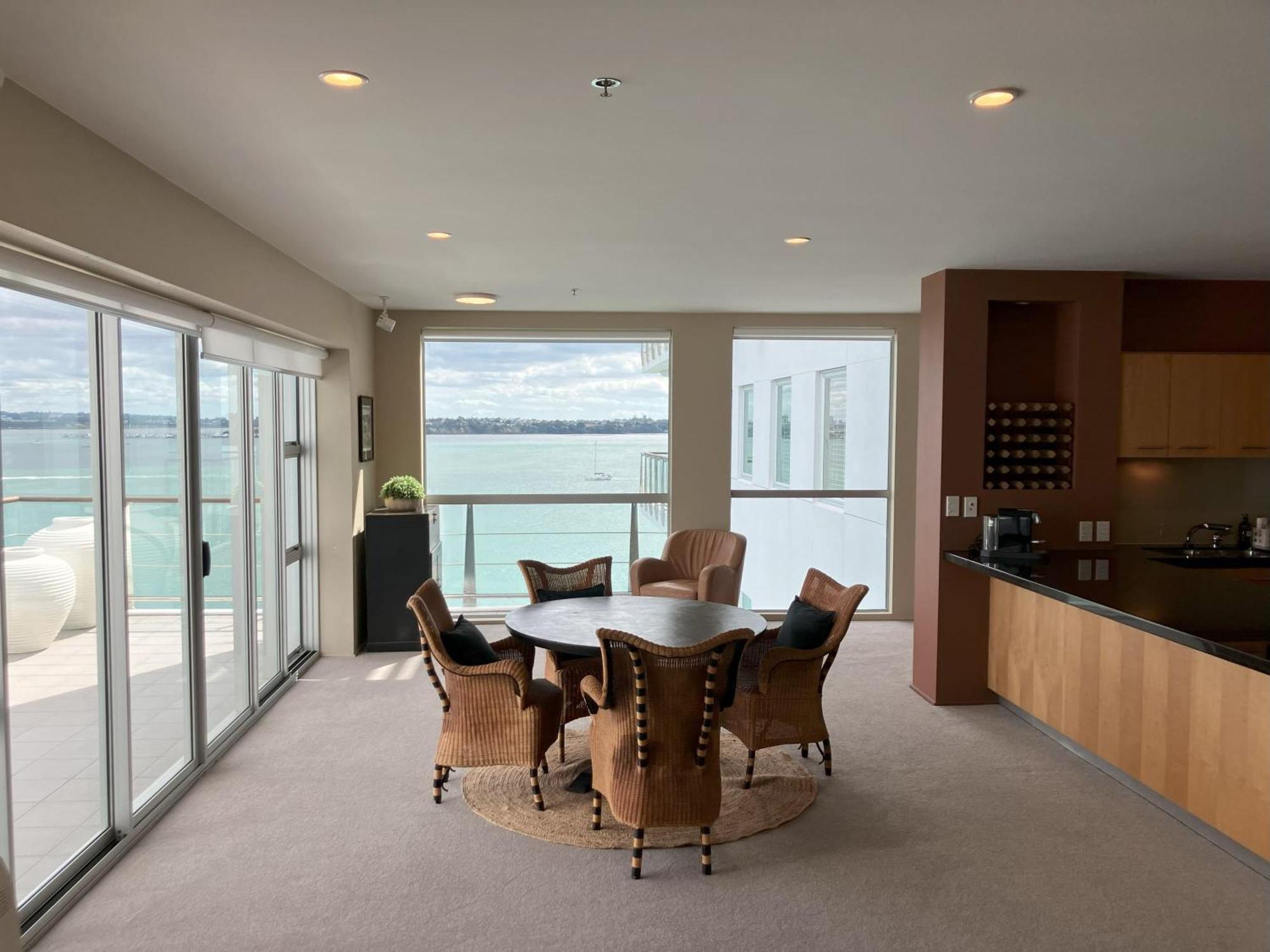 Unsurpassed View Superb 3 Bedrm Apmt * Auckland