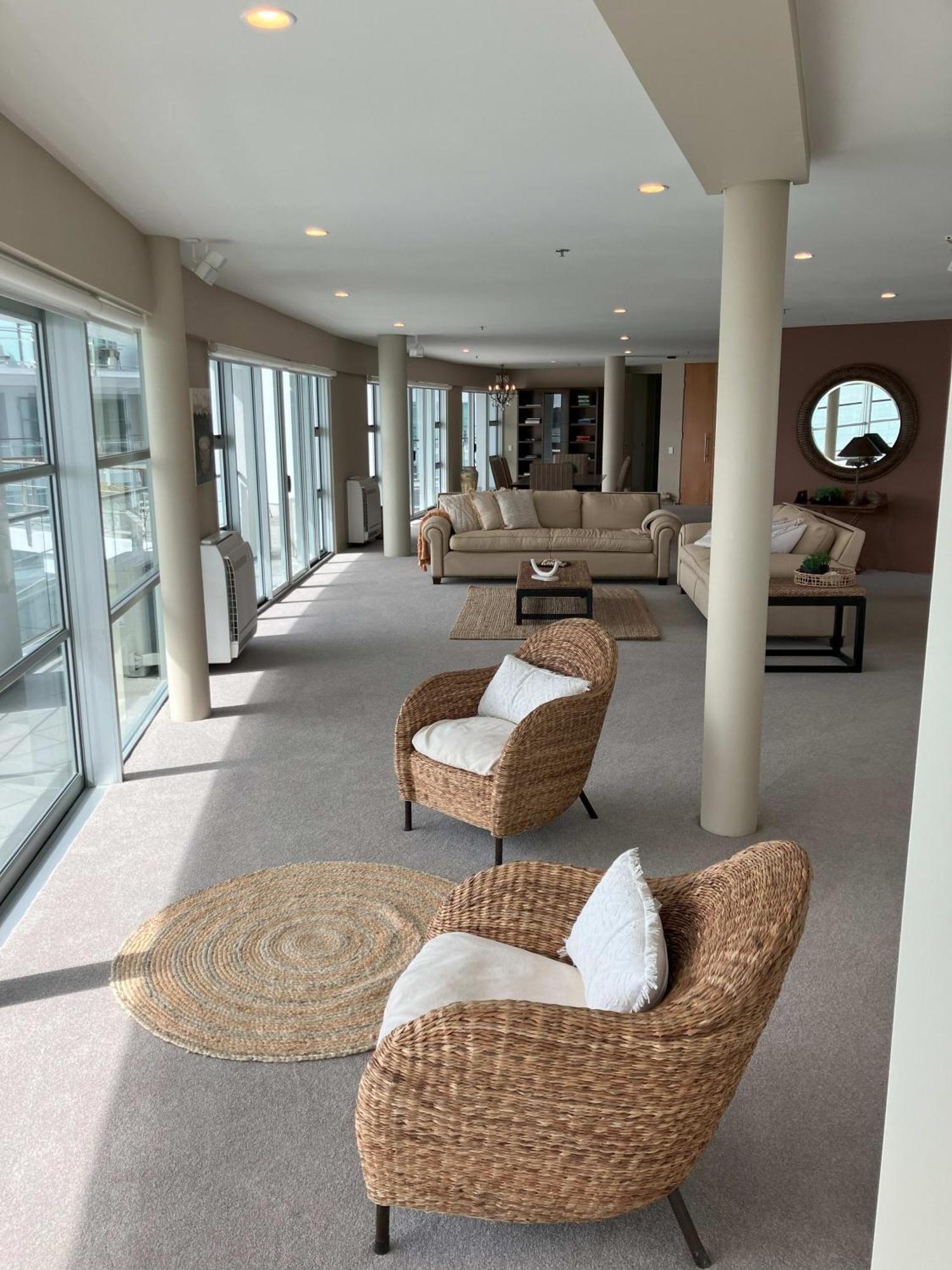 Apartment Unsurpassed View Superb 3 Bedrm Apmt *