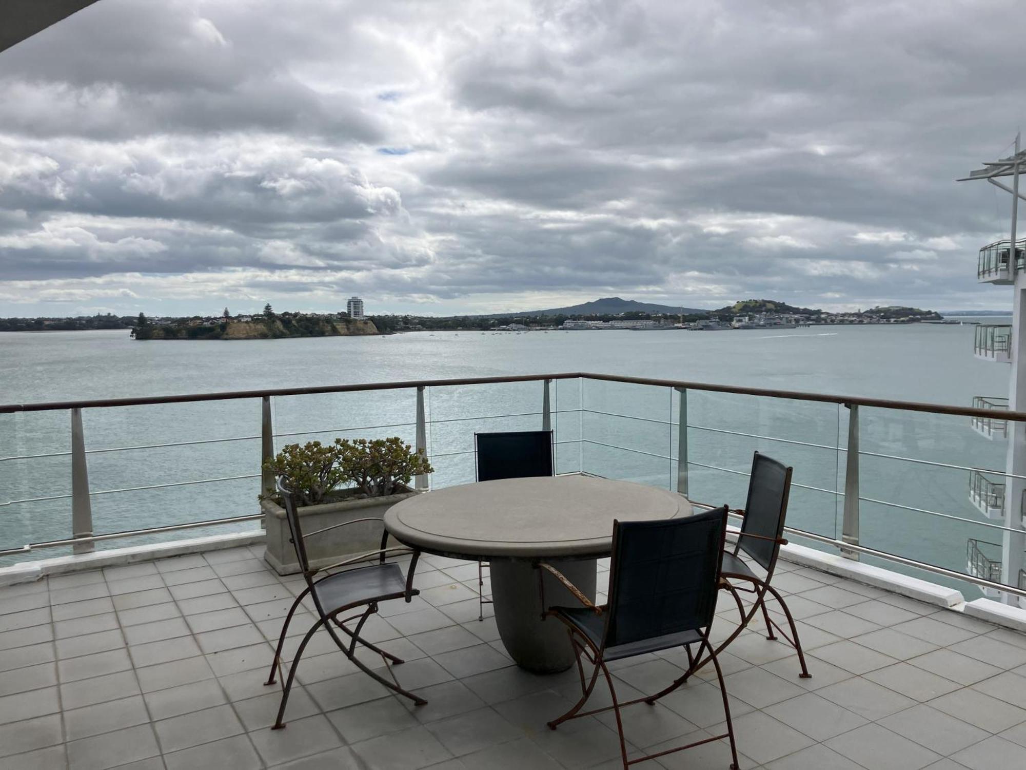 Apartment Unsurpassed View Superb 3 Bedrm Apmt *