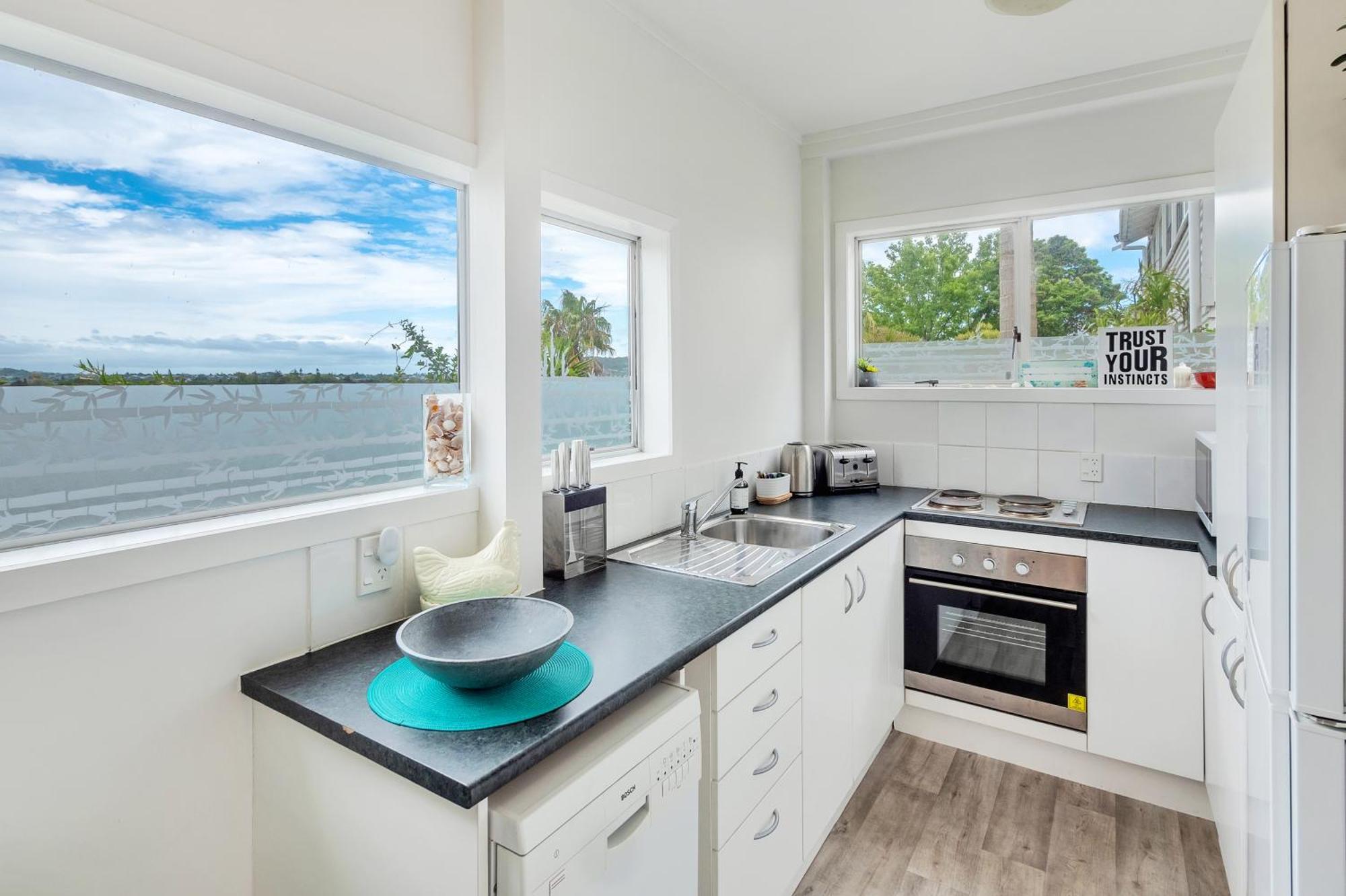 Bright Kingsland Contemporary
