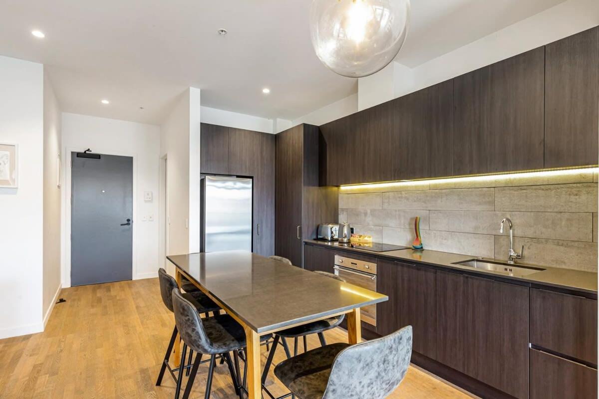 Modern Living In Prime Location * Auckland