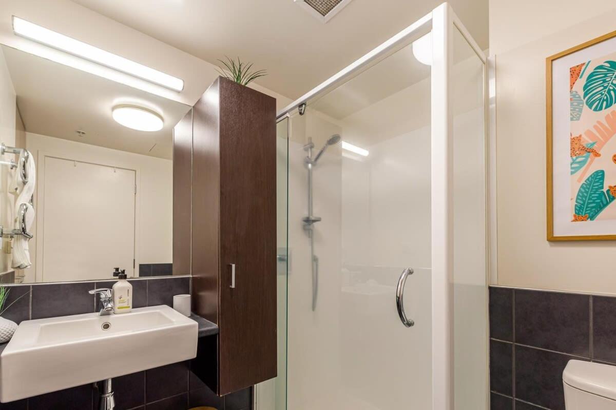 Prime Location - 2 Bedroom Urban Retreat Apartment