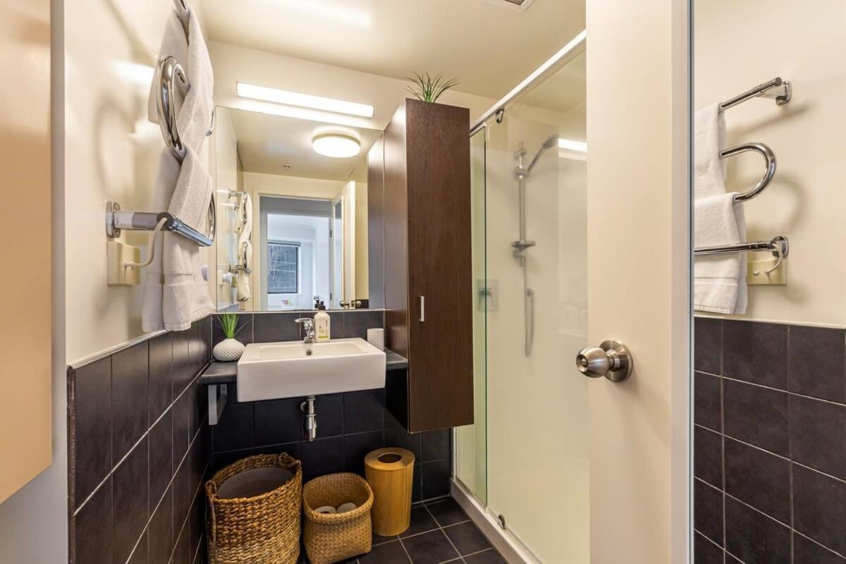 Apartment Prime Location - 2 Bedroom Urban Retreat *