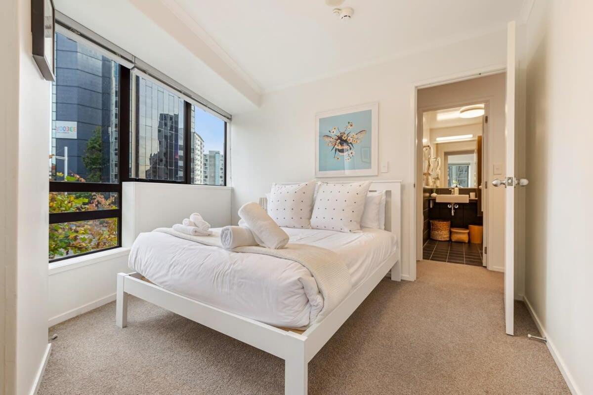 Prime Location - 2 Bedroom Urban Retreat Apartment *