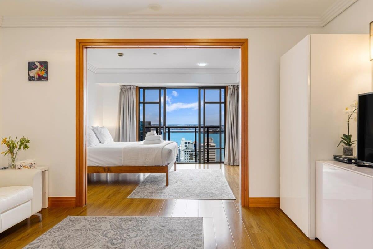 Prime Location And Views Apartment *