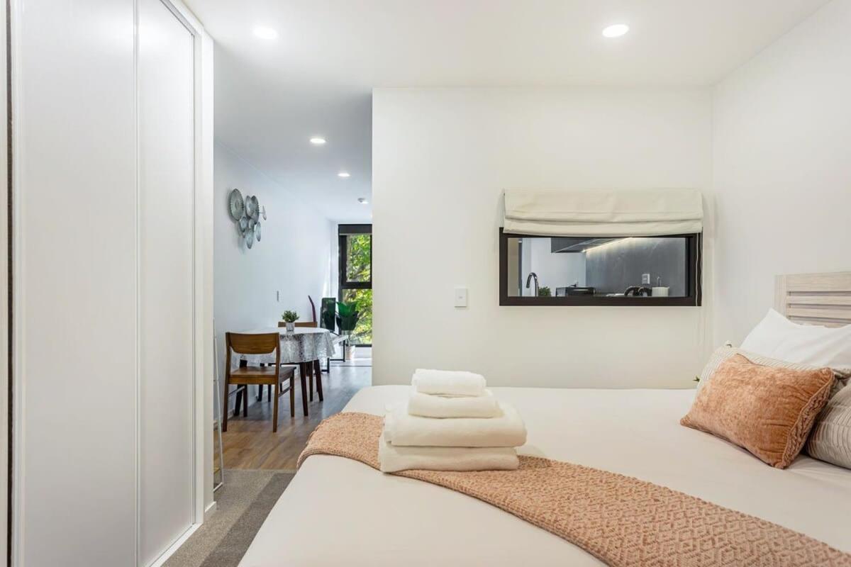 Sunny Retreat In Heart Of Cbd
