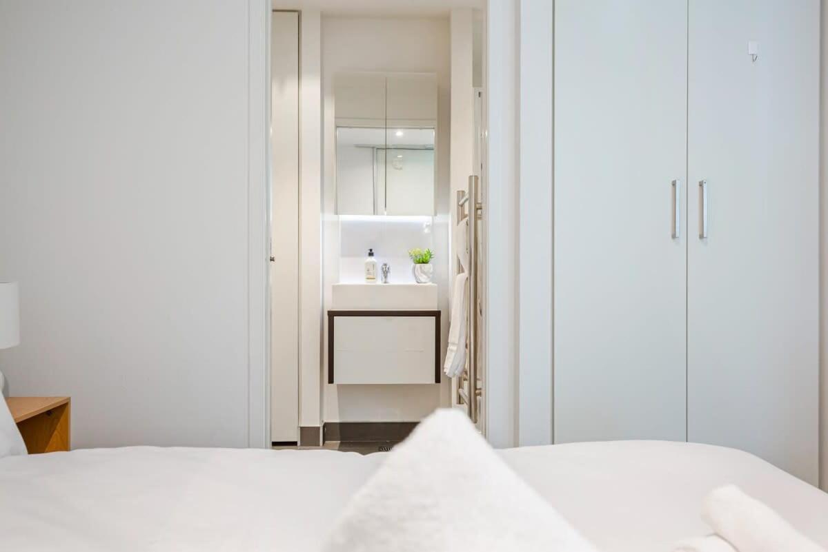 Sleek With A Private Balcony Apartment *
