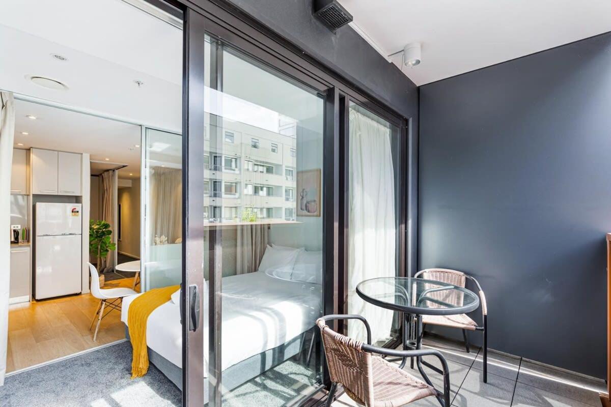 Sleek With A Private Balcony * Auckland