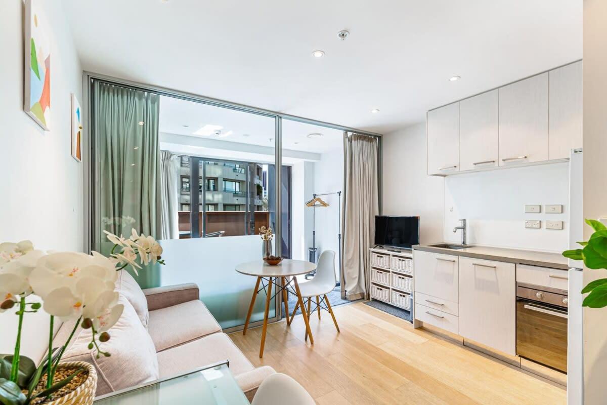 Sleek With A Private Balcony * Auckland