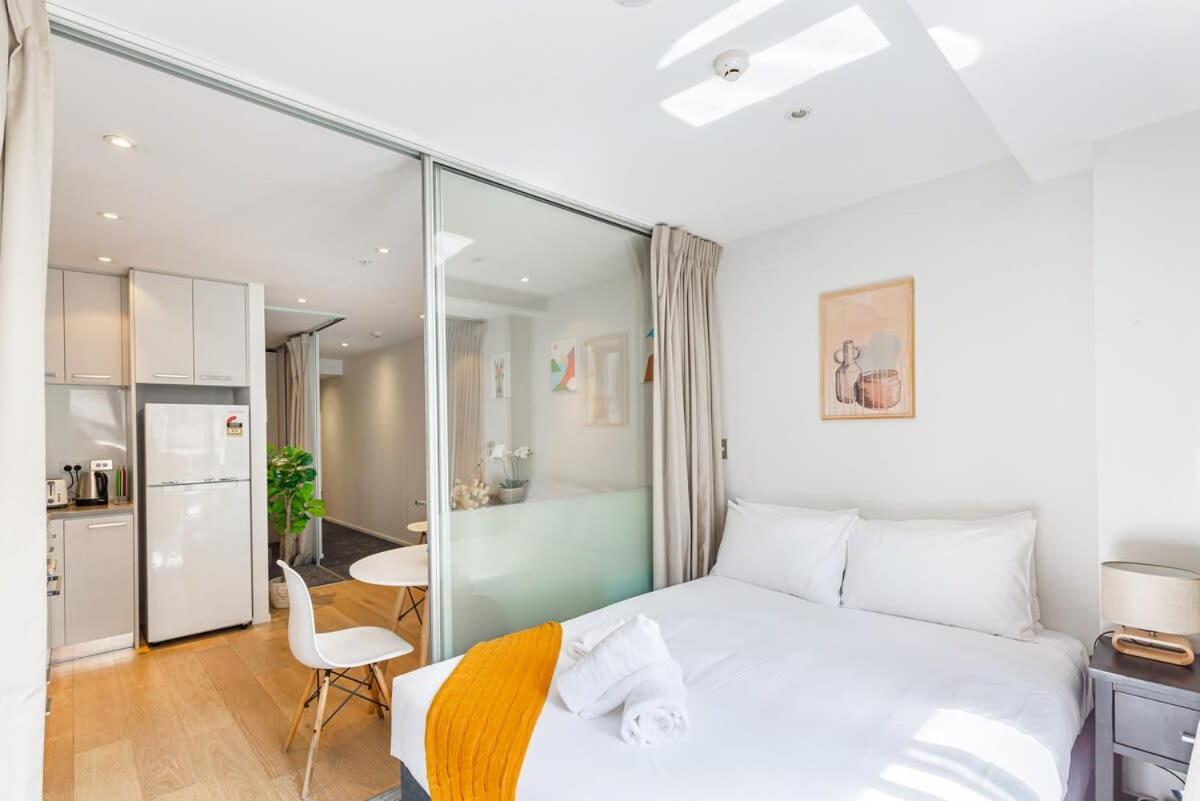 Sleek With A Private Balcony Auckland