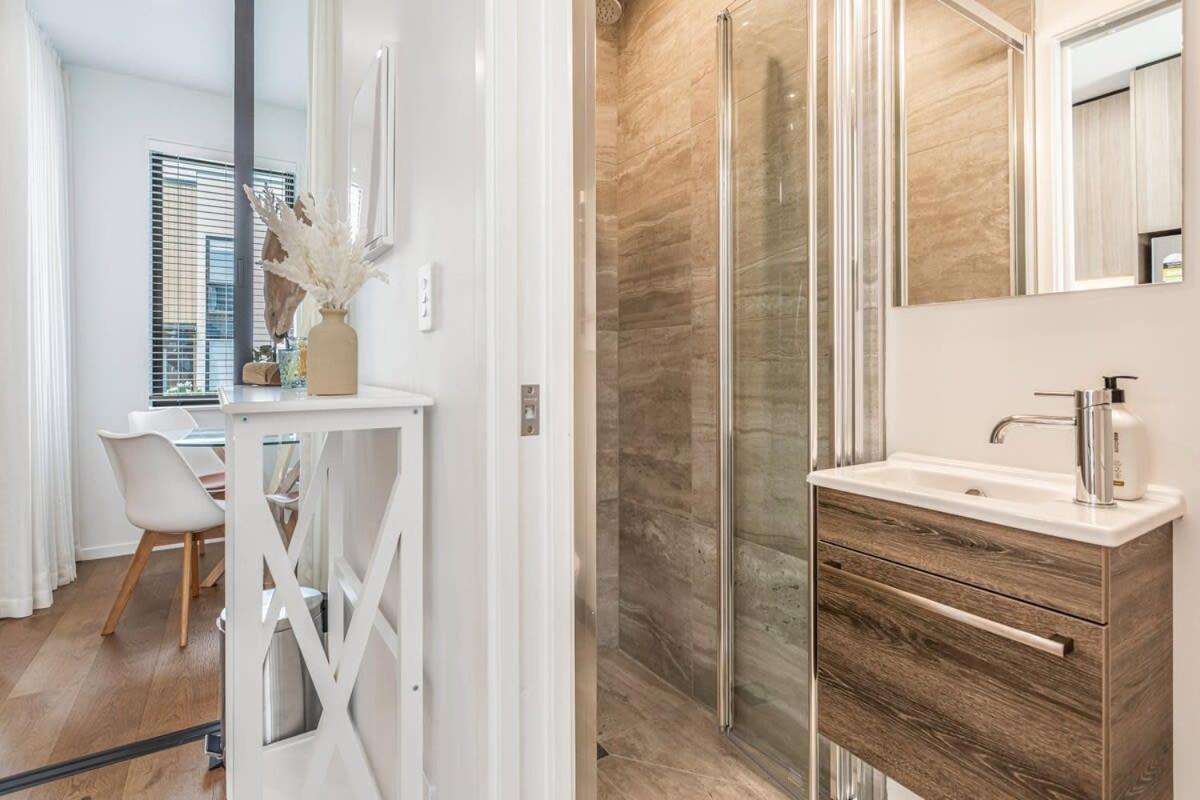 Fresh & Sleek Grey Lynn Unit With Private Patio Apartamento