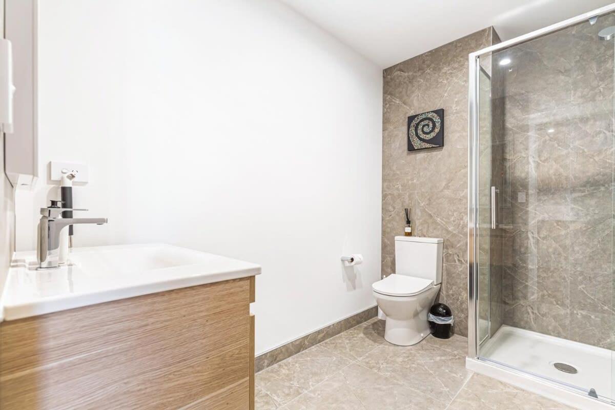 Apartment Stunning Ellerslie + Private Balcony