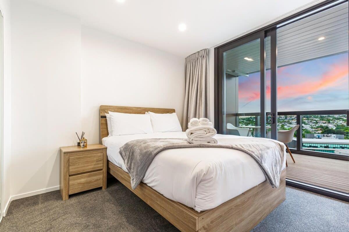 Apartment Stunning Ellerslie + Private Balcony *