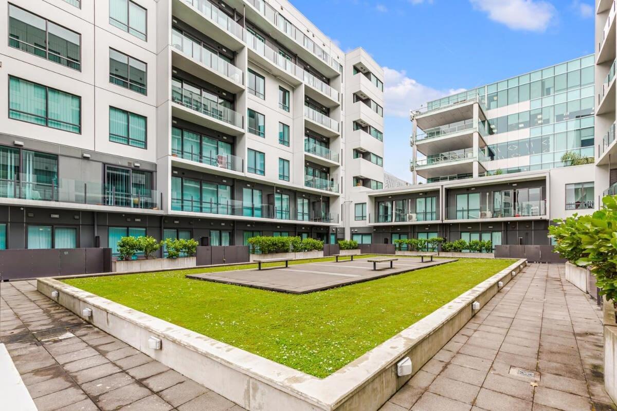 1br With Patio Close To Spark Arena Auckland