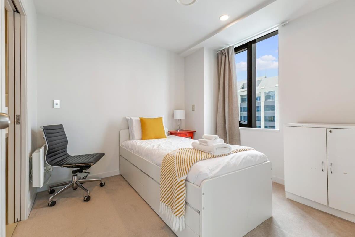 Apartment Vibrant Minimalism - City Views