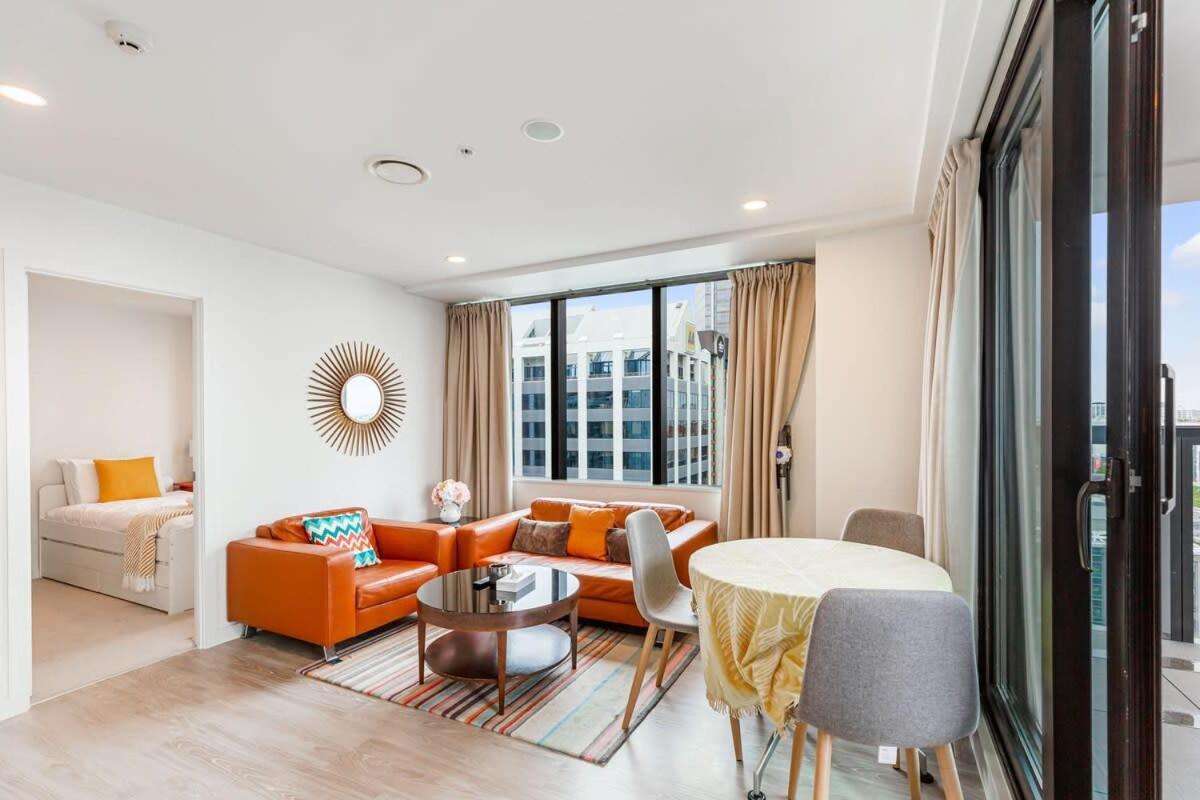 Vibrant Minimalism - City Views Apartment