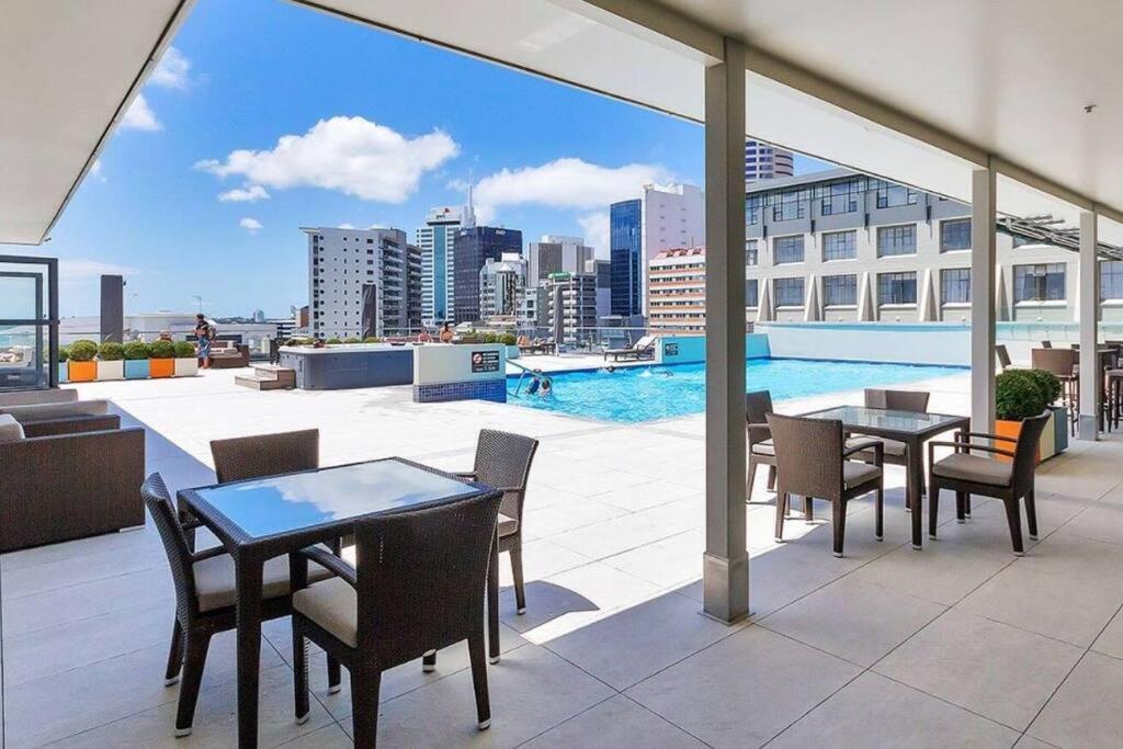 Kiwiana - Newly Refurbished - Rooftop Pool Apartment *