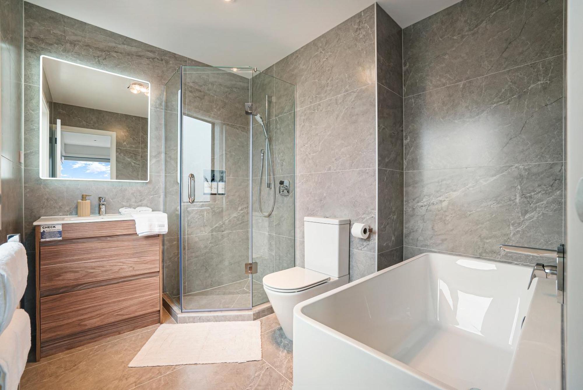 Luxury Sun Soaked Devonport Waterfront 4br Apartment