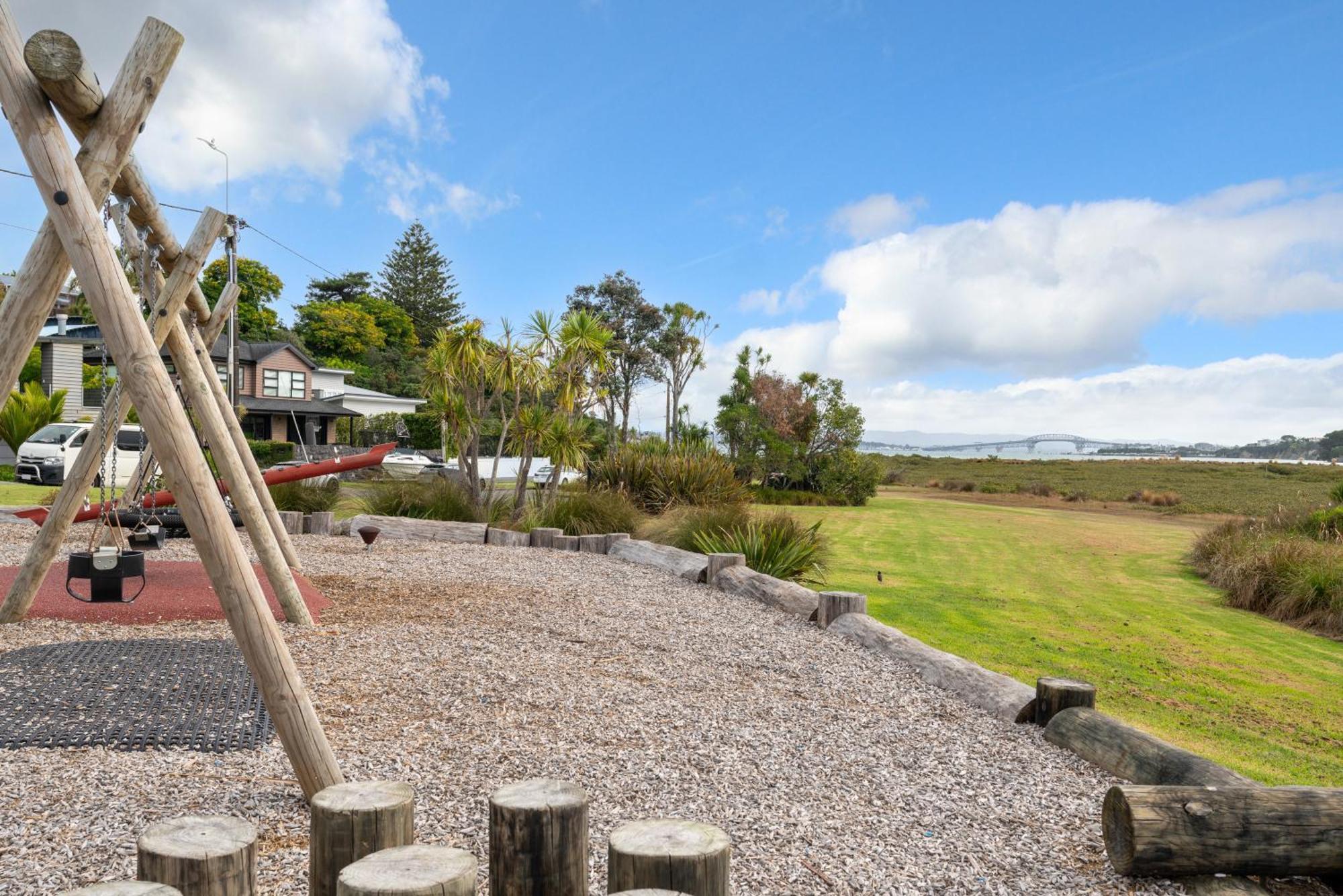 Luxury Sun Soaked Devonport Waterfront 4br *