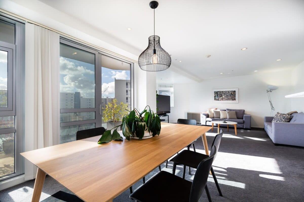 Stunning Three Bedroom Near Sky Tower *