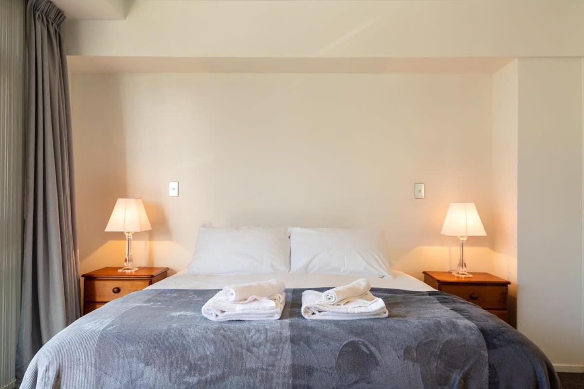 Stunning Three Bedroom Near Sky Tower Apartment *