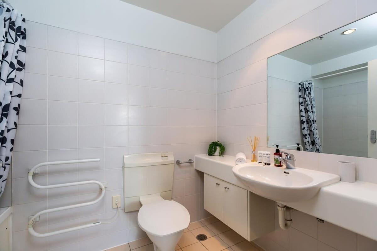 Stunning Three Bedroom Near Sky Tower Apartment