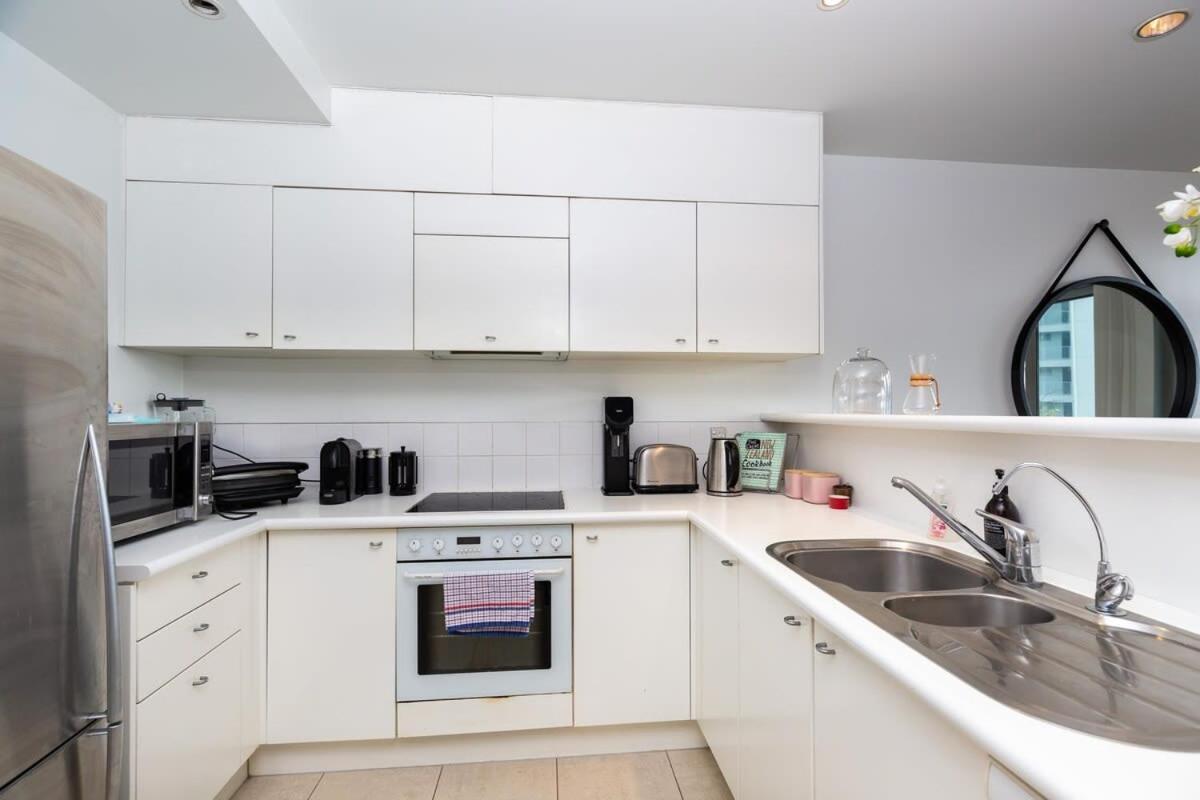 Stunning Three Bedroom Near Sky Tower Apartment *