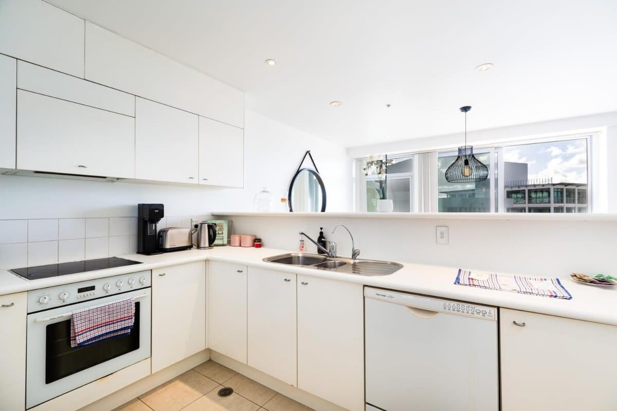 Stunning Three Bedroom Near Sky Tower Apartment *