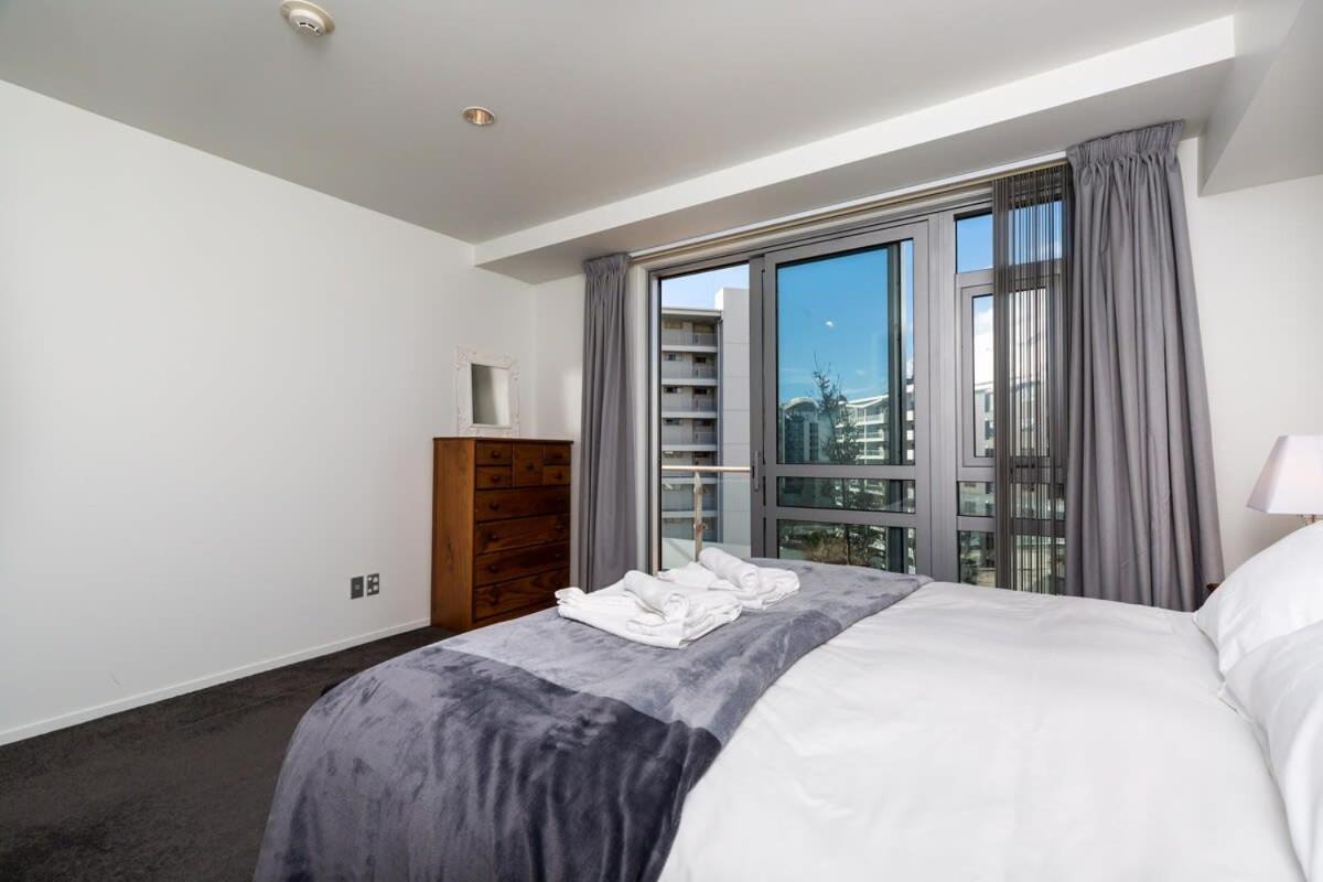 Stunning Three Bedroom Near Sky Tower Apartment