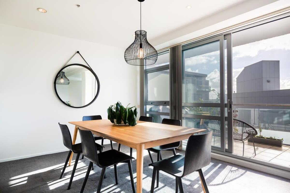 Stunning Three Bedroom Near Sky Tower Apartment *