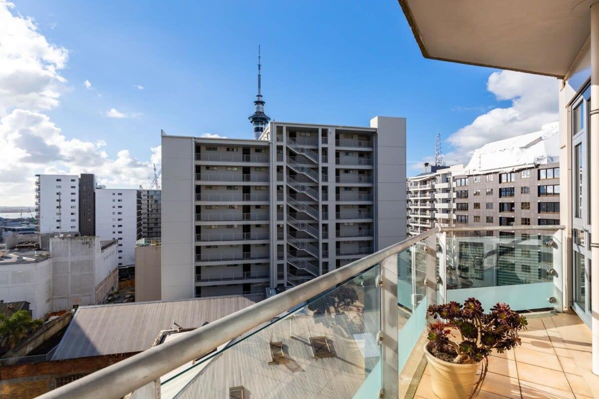 Stunning Three Bedroom Near Sky Tower Apartment *
