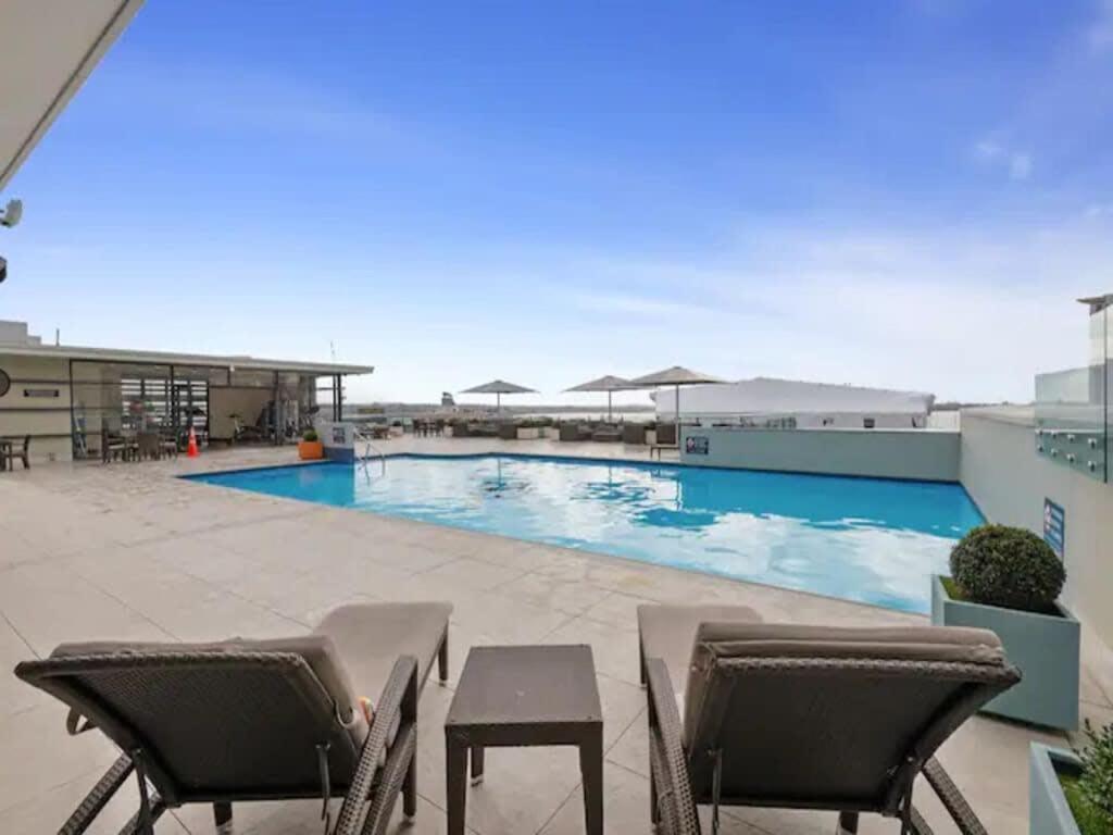 Apartment Stunning View With Balcony - Gym, Pool And Free Parking! *