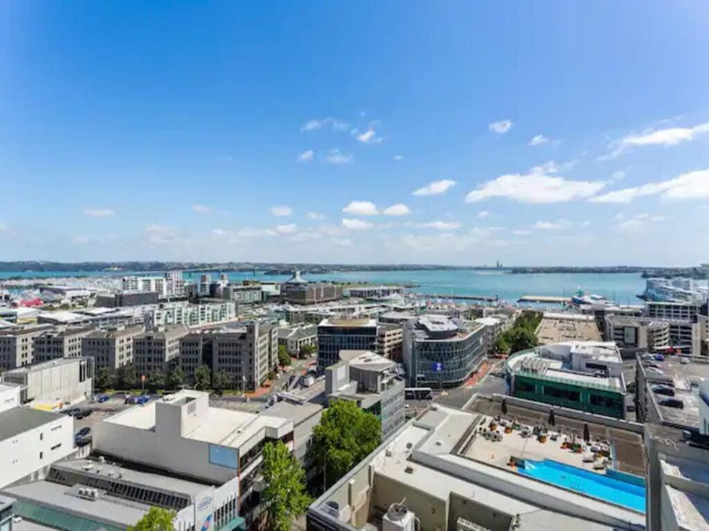 Stunning View With Balcony - Gym, Pool And Free Parking!